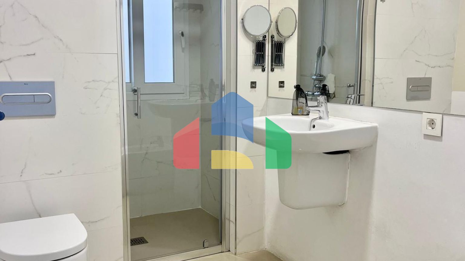 Просторная квартира с видом на сквер в Аликанте — заезжай и живи!