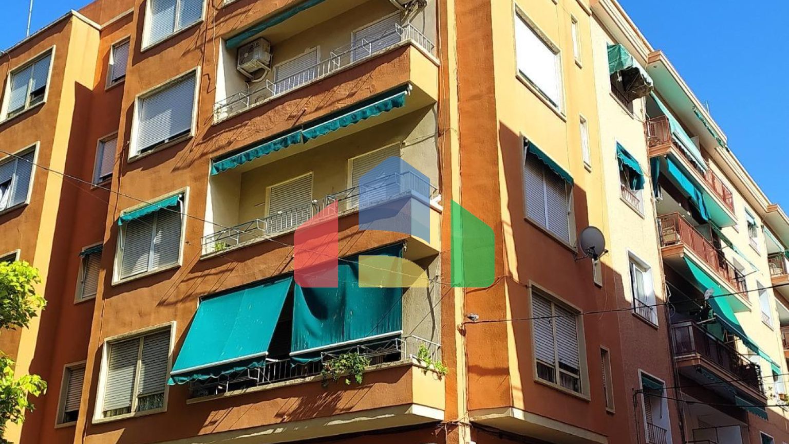 Уникальная инвестиционная возможность в Аликанте – квартира под ремонт в топ-локации!