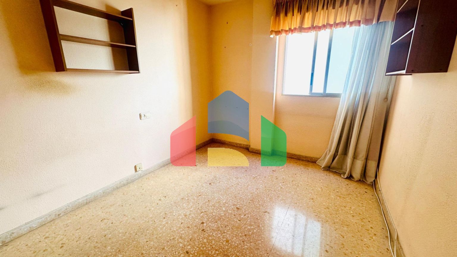 Просторная квартира в самом центре Аликанте с потрясающим видом на замок Санта-Барбара