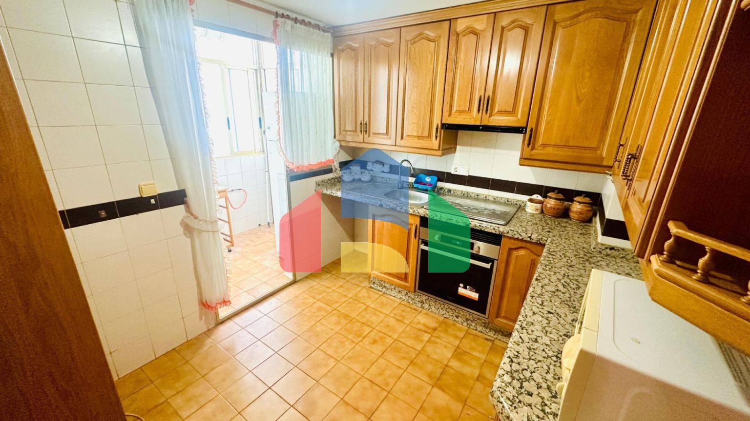 Просторная квартира в самом центре Аликанте с потрясающим видом на замок Санта-Барбара