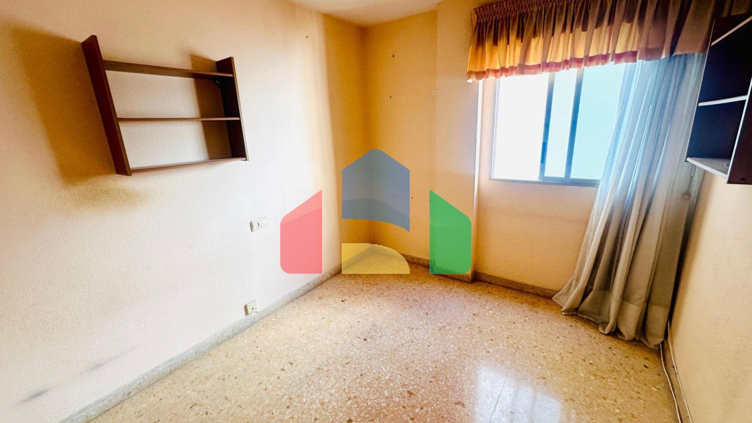 Просторная квартира в самом центре Аликанте с потрясающим видом на замок Санта-Барбара