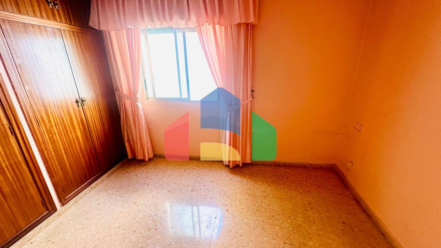 Просторная квартира в самом центре Аликанте с потрясающим видом на замок Санта-Барбара