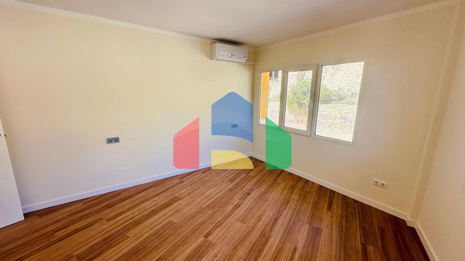 Продается светлая и просторная квартира в Аликанте, район Кампоамор