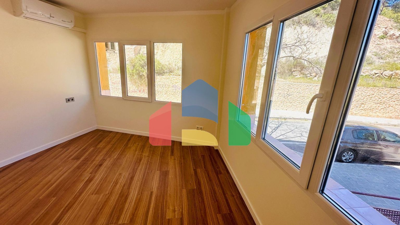 Продается светлая и просторная квартира в Аликанте, район Кампоамор