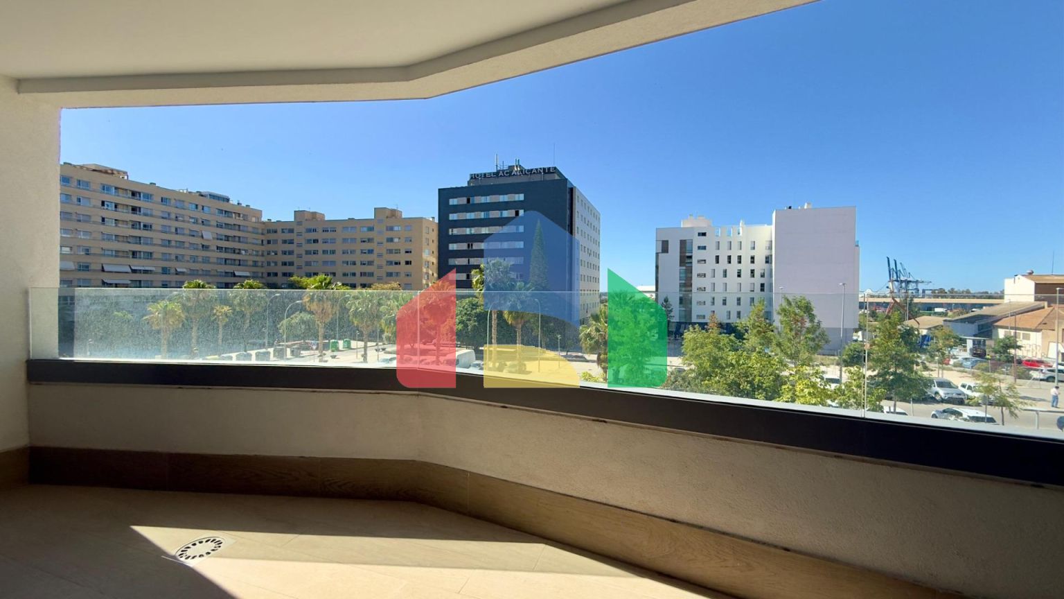 Семейный уют и современный стиль в центре Аликанте