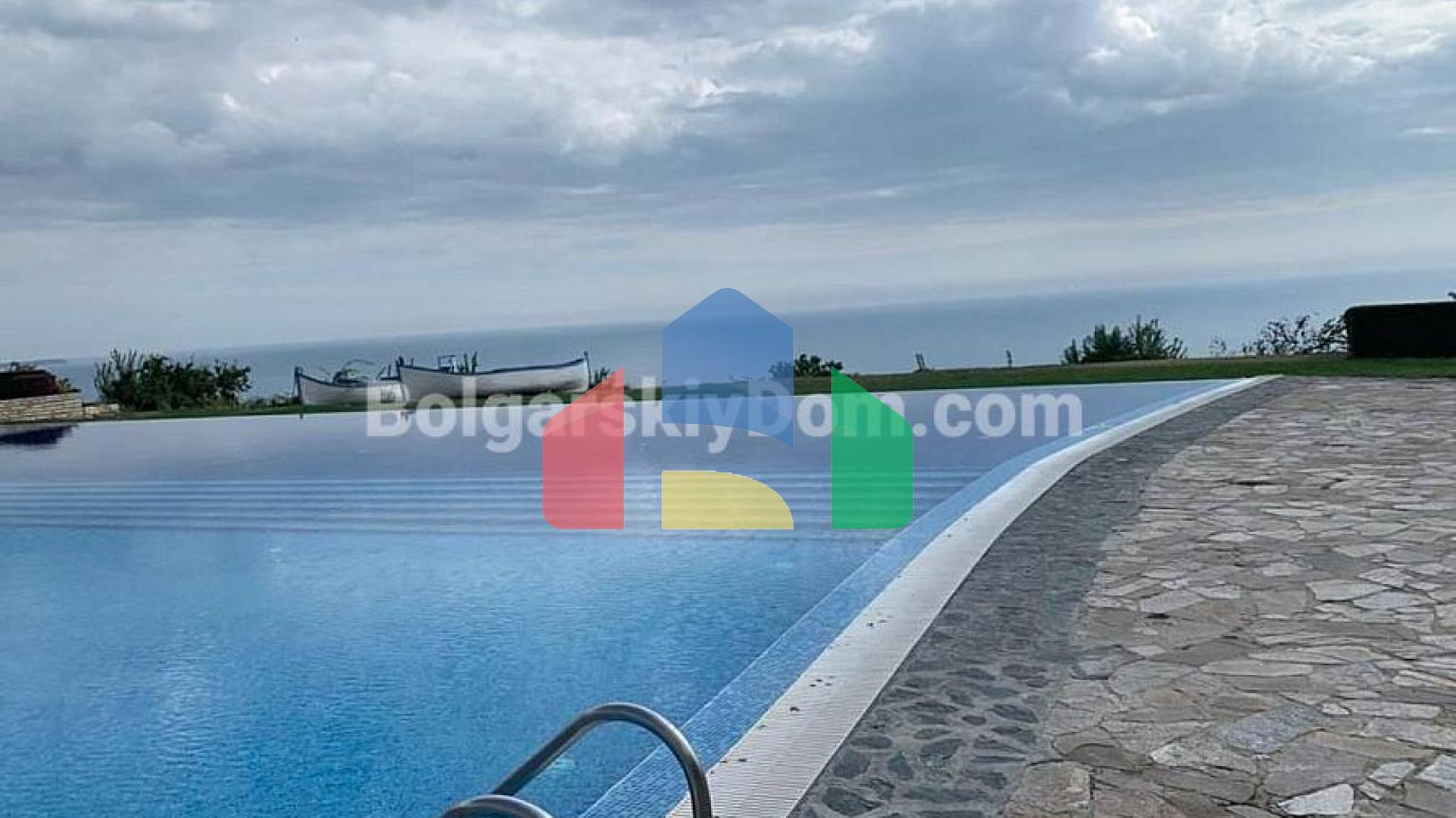 Трикімнатна квартира в Каліакрія Біч Резорт