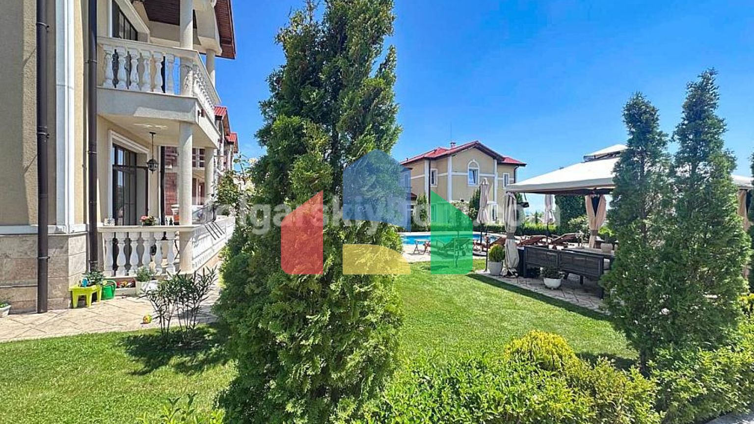 Таунхаусы и виллы в элитном комплексе