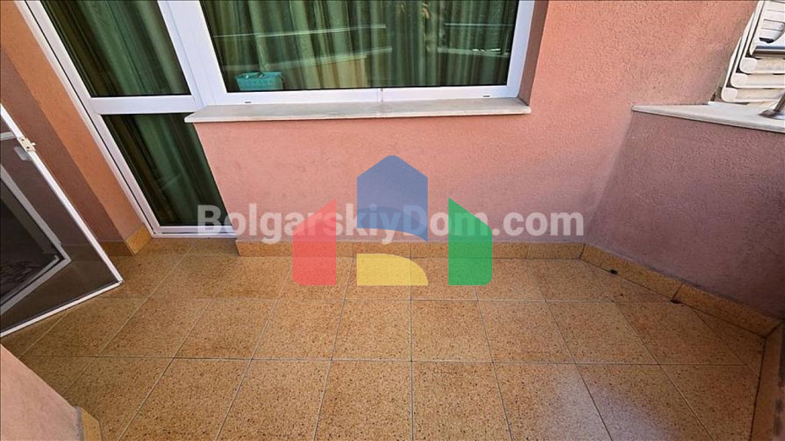 Трехкомнатная квартира в Тара