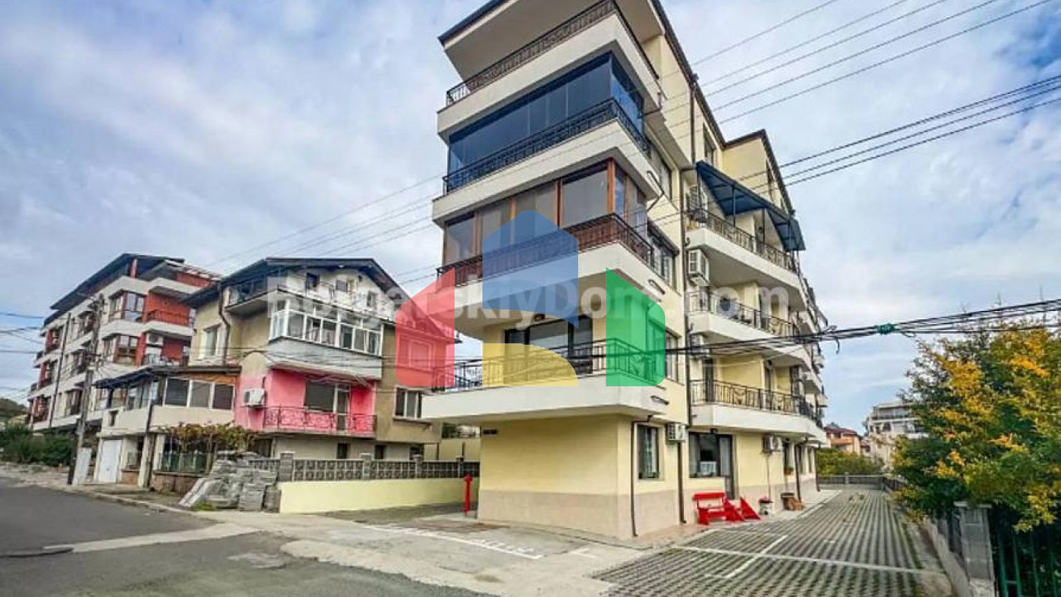 Студия в жилом доме в квартале Сарафово