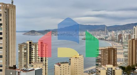 «Впечатляющая квартира на 18 этаже с панорамным видом на море в Бенидорме»