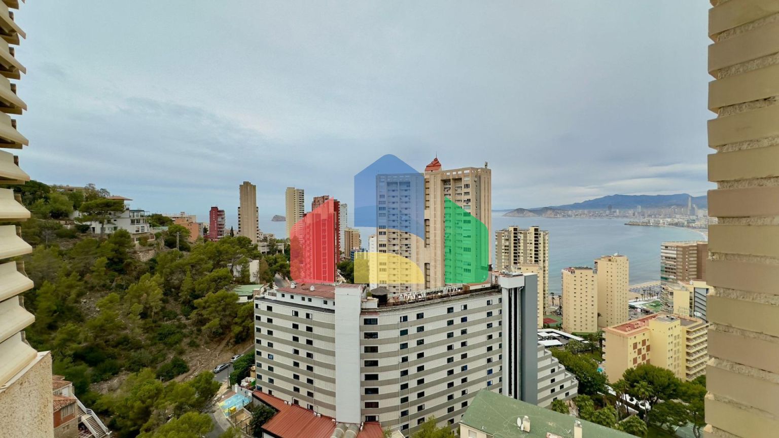 «Впечатляющая квартира на 18 этаже с панорамным видом на море в Бенидорме»