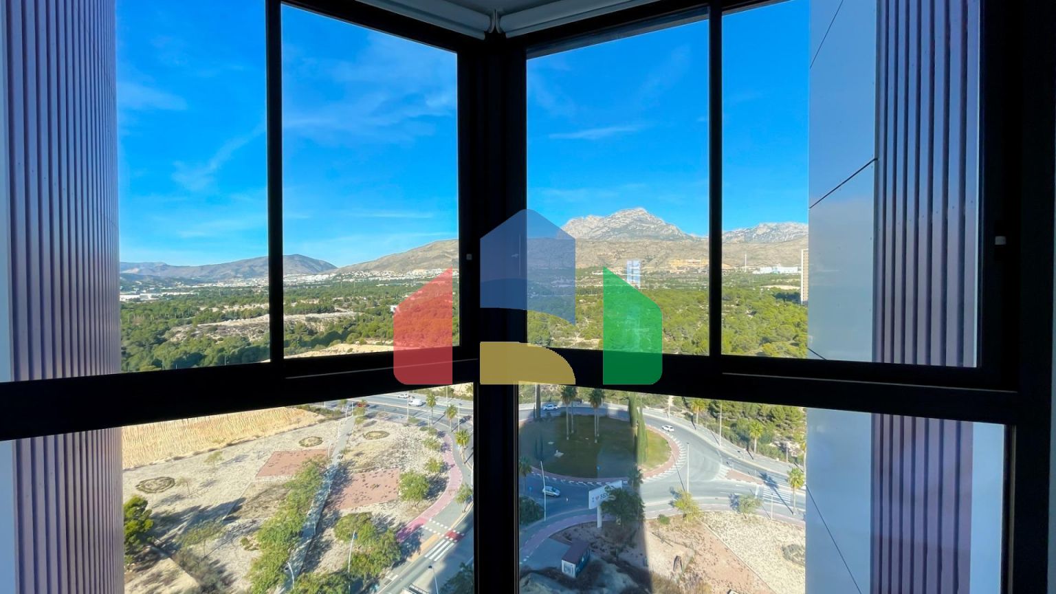 СОВЕРШЕННО НОВЫЙ ДИЗАЙН КВАРТИРЫ С ВИДОМ НА МОРЕ НА ПЛЯЖЕ ПОНИЕНТЕ, БЕНИДОРМ