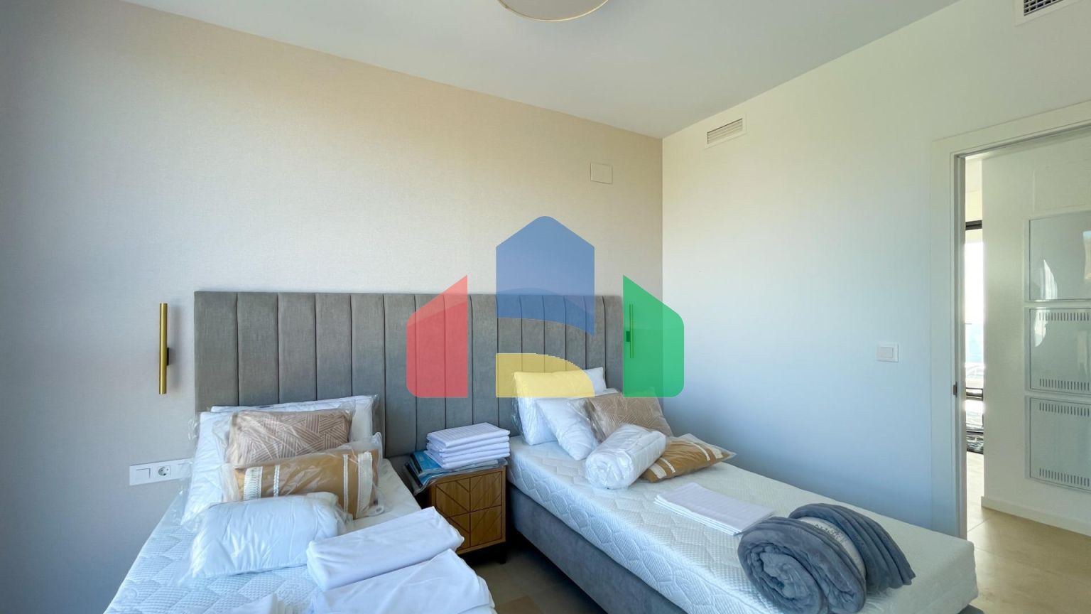 СОВЕРШЕННО НОВЫЙ ДИЗАЙН КВАРТИРЫ С ВИДОМ НА МОРЕ НА ПЛЯЖЕ ПОНИЕНТЕ, БЕНИДОРМ