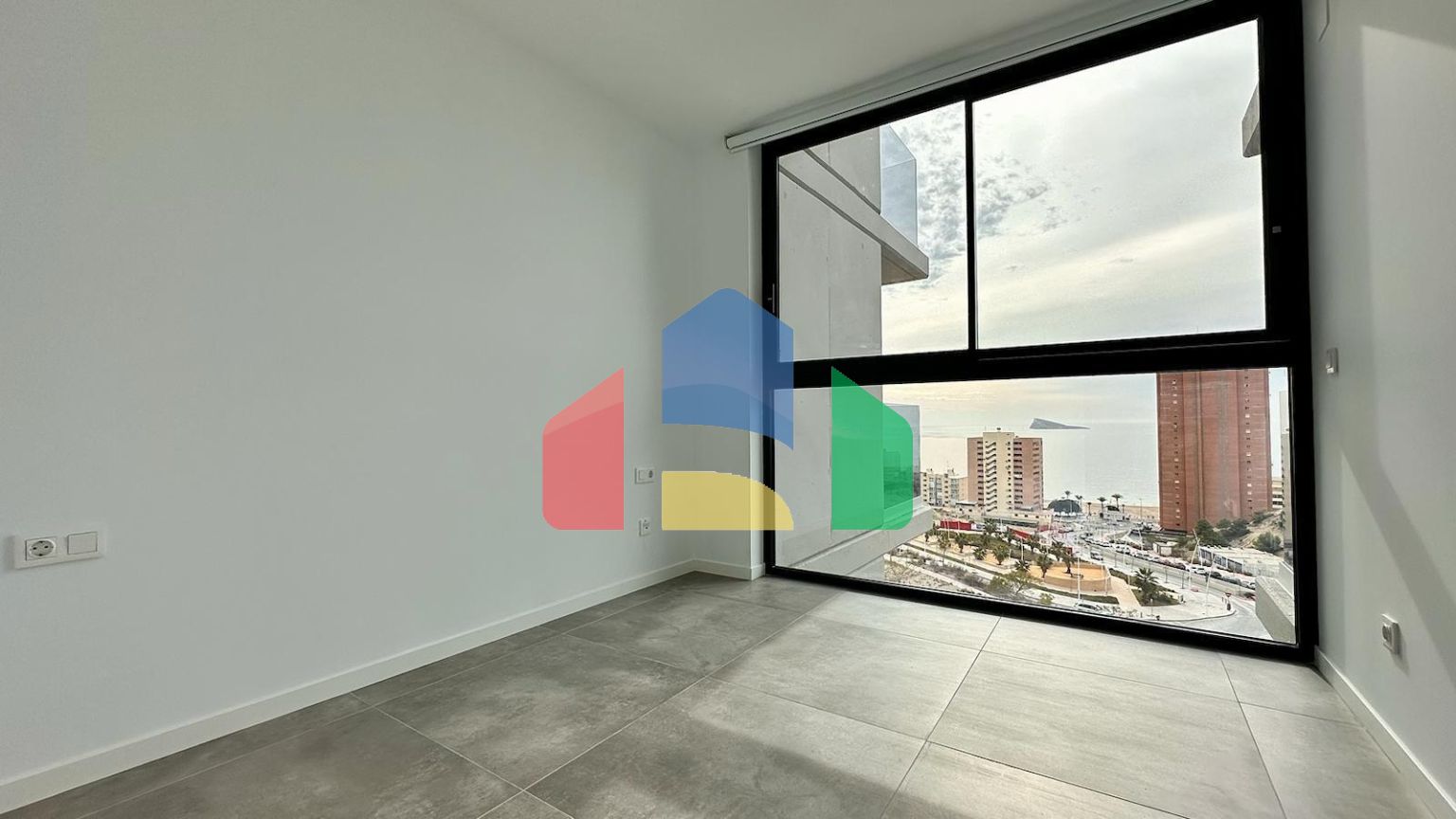 СОВЕРШЕННО НОВЫЙ ДИЗАЙН КВАРТИРЫ С ВИДОМ НА МОРЕ НА ПЛЯЖЕ ПОНИЕНТЕ, БЕНИДОРМ