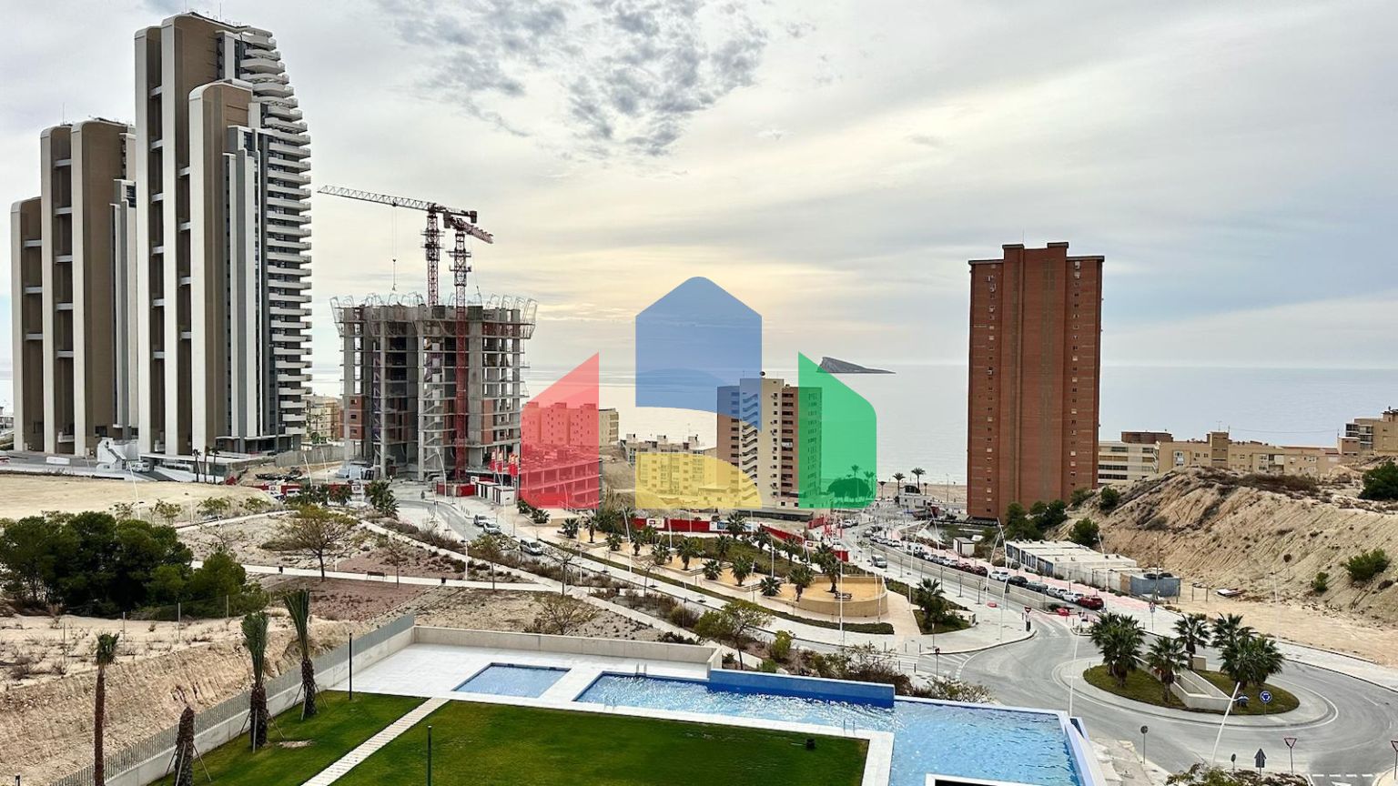 СОВЕРШЕННО НОВЫЙ ДИЗАЙН КВАРТИРЫ С ВИДОМ НА МОРЕ НА ПЛЯЖЕ ПОНИЕНТЕ, БЕНИДОРМ