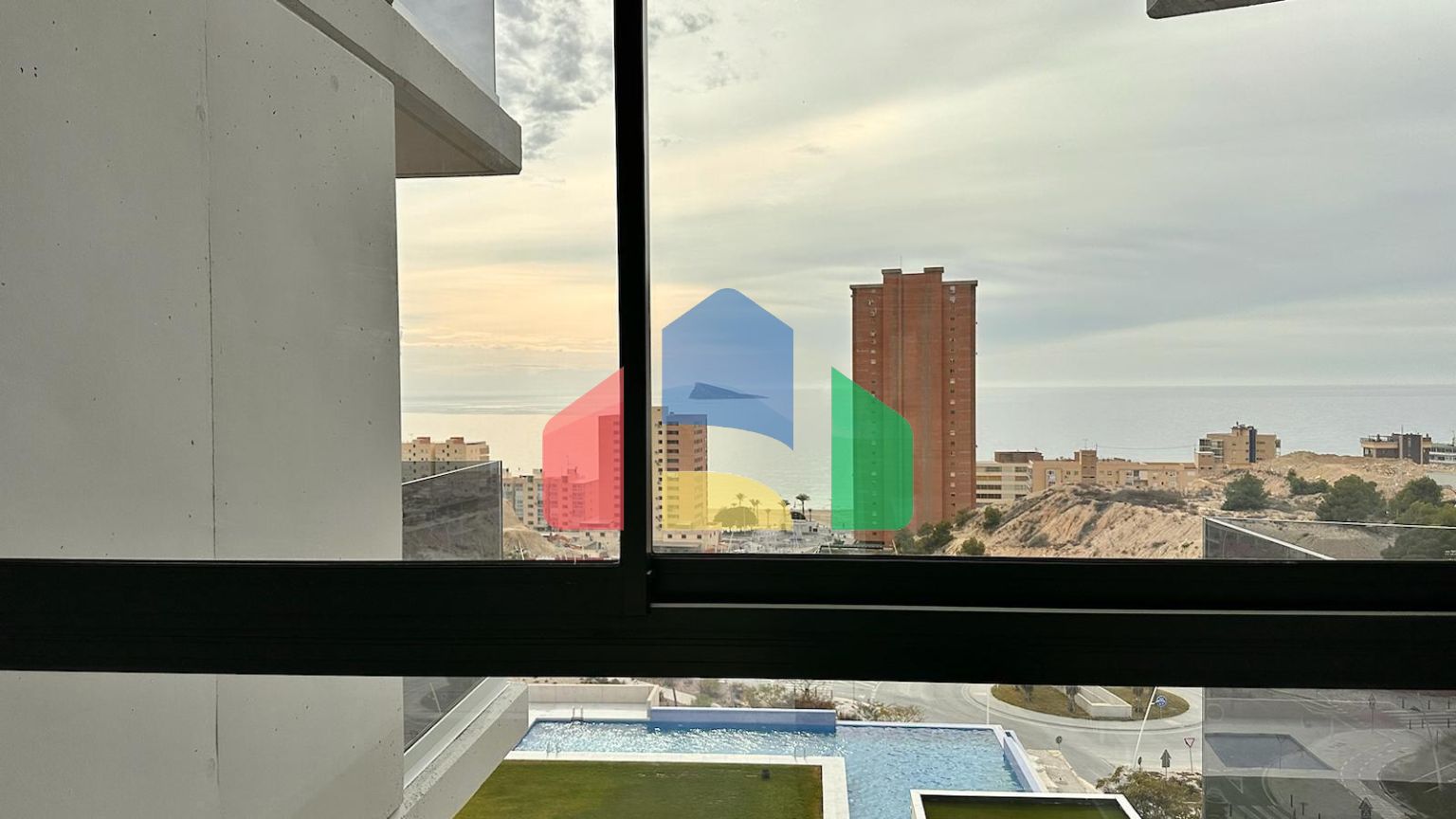 СОВЕРШЕННО НОВЫЙ ДИЗАЙН КВАРТИРЫ С ВИДОМ НА МОРЕ НА ПЛЯЖЕ ПОНИЕНТЕ, БЕНИДОРМ