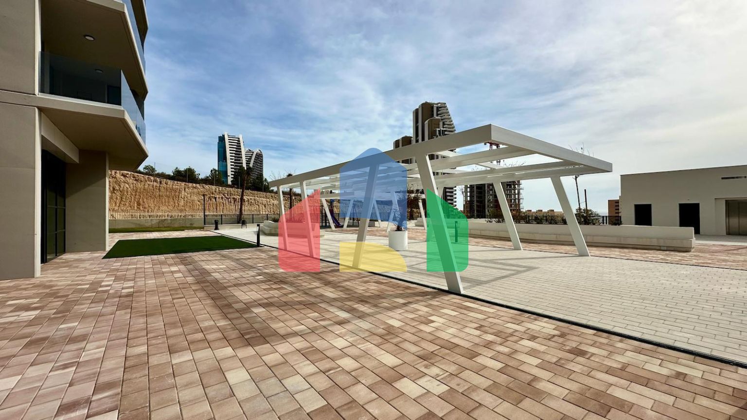 СОВЕРШЕННО НОВЫЙ ДИЗАЙН КВАРТИРЫ С ВИДОМ НА МОРЕ НА ПЛЯЖЕ ПОНИЕНТЕ, БЕНИДОРМ