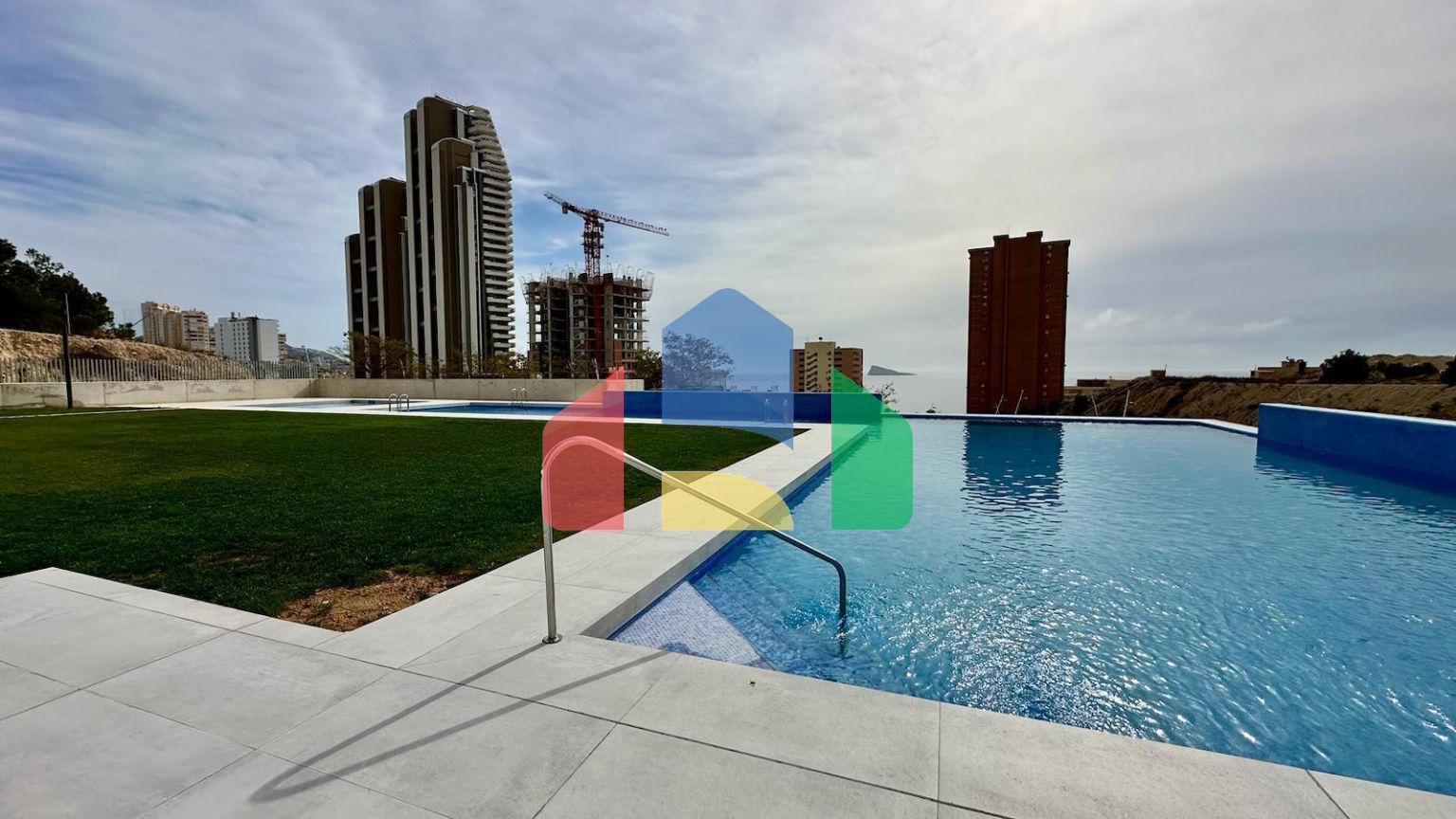 СОВЕРШЕННО НОВЫЙ ДИЗАЙН КВАРТИРЫ С ВИДОМ НА МОРЕ НА ПЛЯЖЕ ПОНИЕНТЕ, БЕНИДОРМ