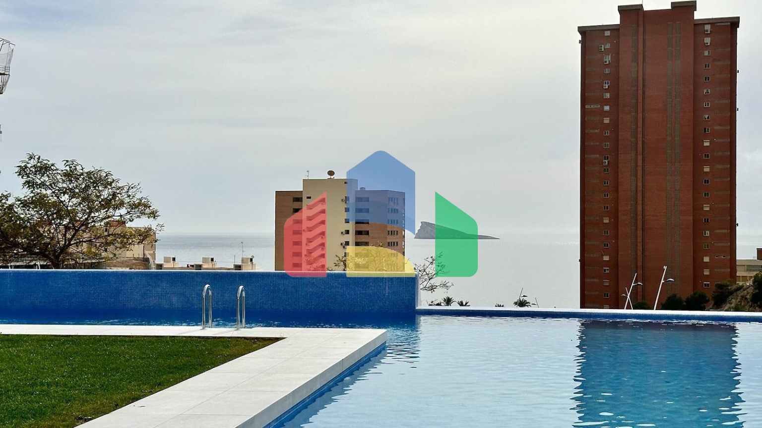 СОВЕРШЕННО НОВЫЙ ДИЗАЙН КВАРТИРЫ С ВИДОМ НА МОРЕ НА ПЛЯЖЕ ПОНИЕНТЕ, БЕНИДОРМ