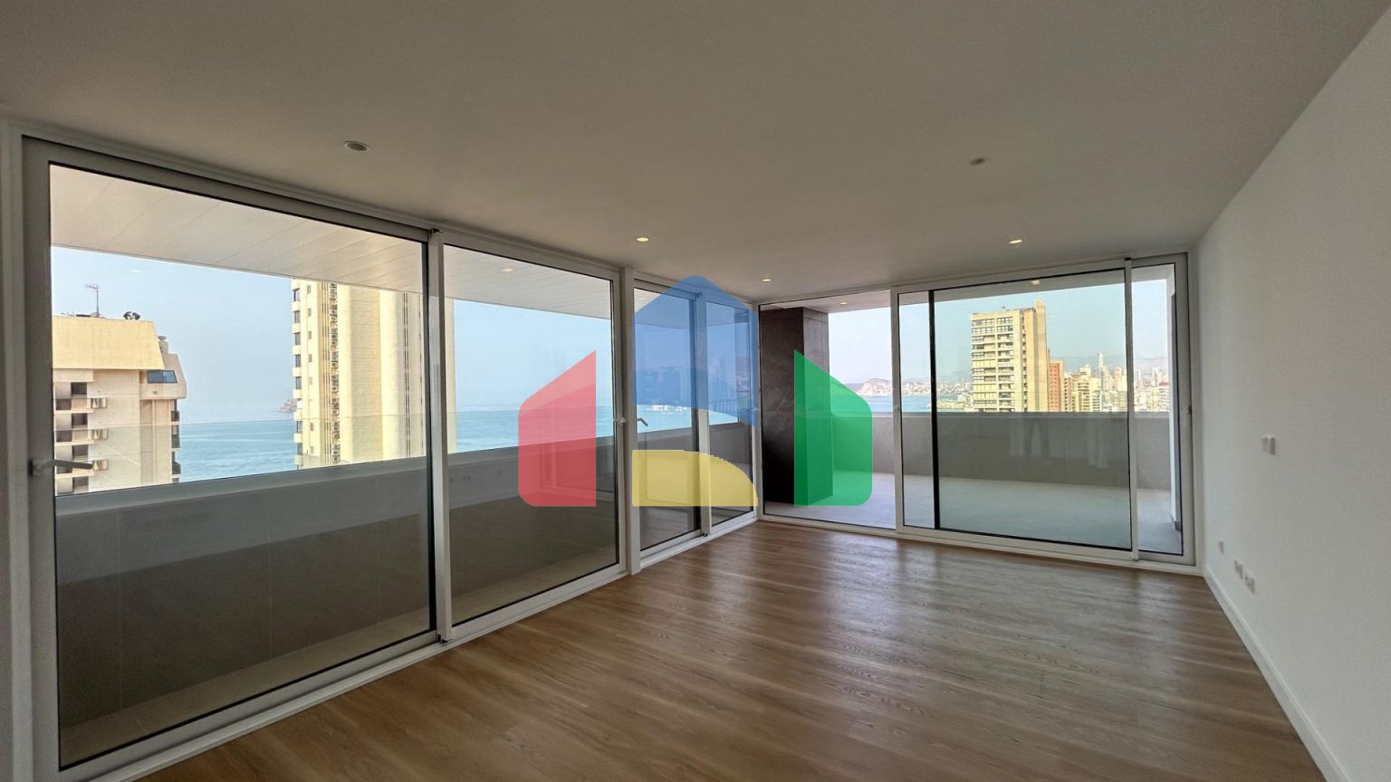 Новая роскошная квартира на пляже Леванте с панорамным видом на море