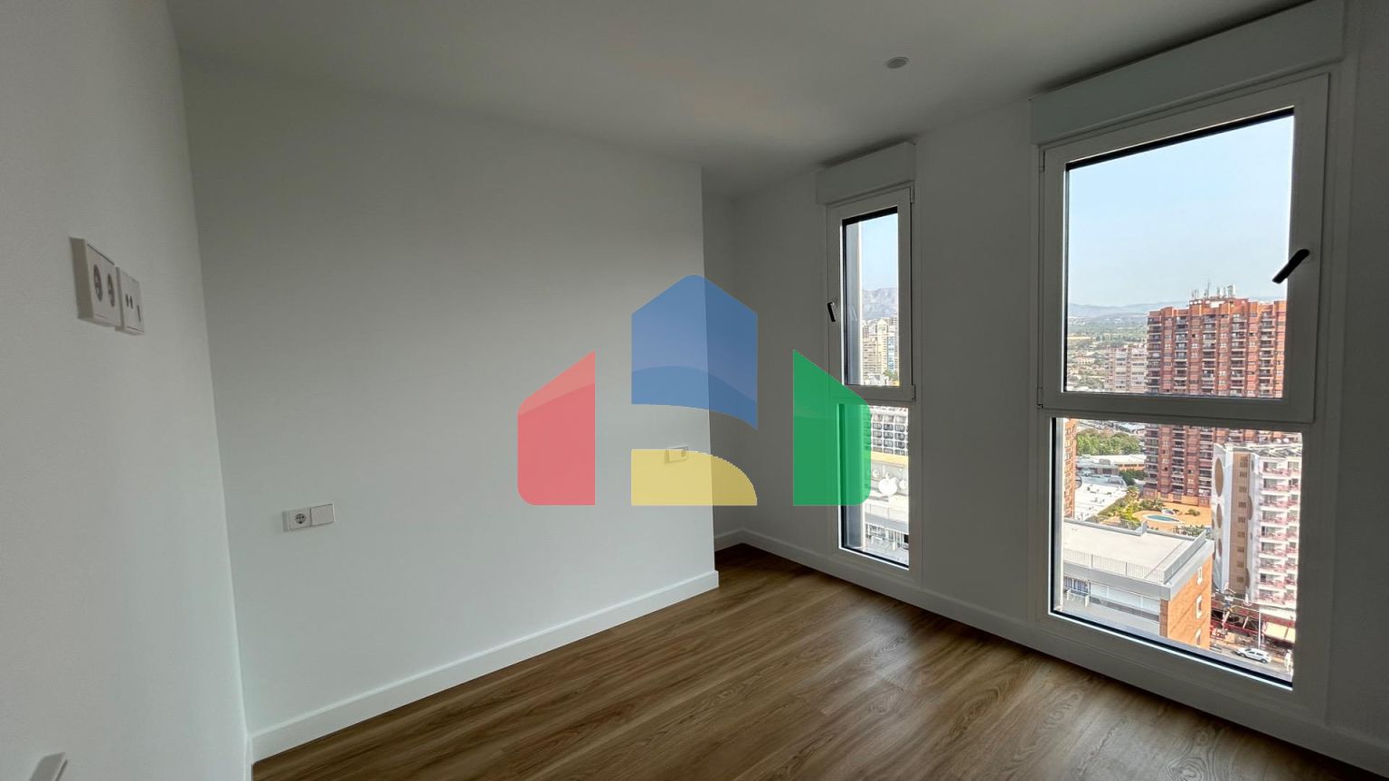 Новая роскошная квартира на пляже Леванте с панорамным видом на море