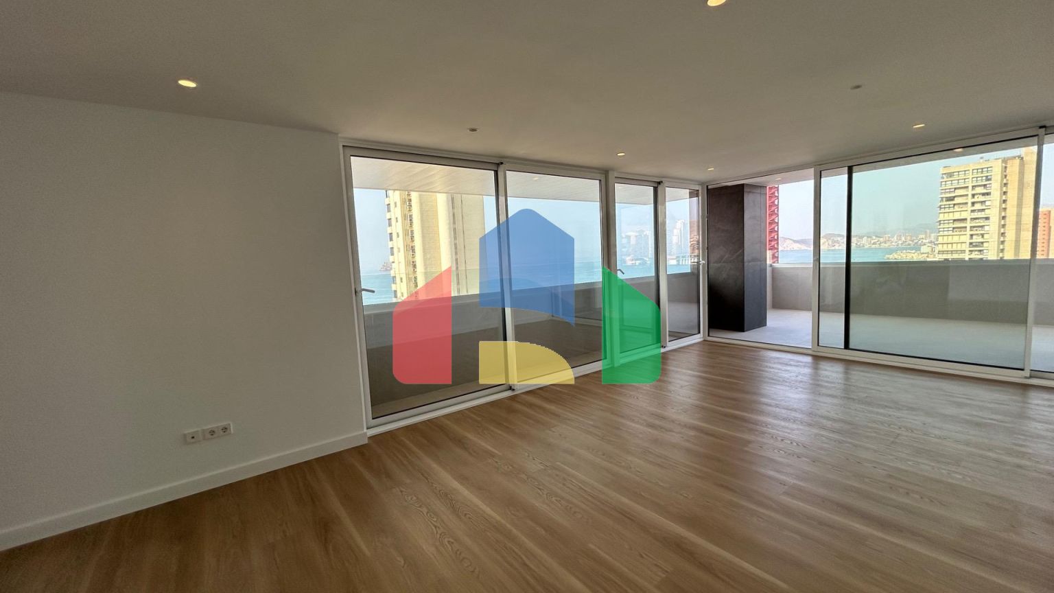 Новая роскошная квартира на пляже Леванте с панорамным видом на море