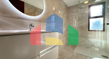 Роскошные апартаменты в знаковом здании Coblanca 40 с видом на море