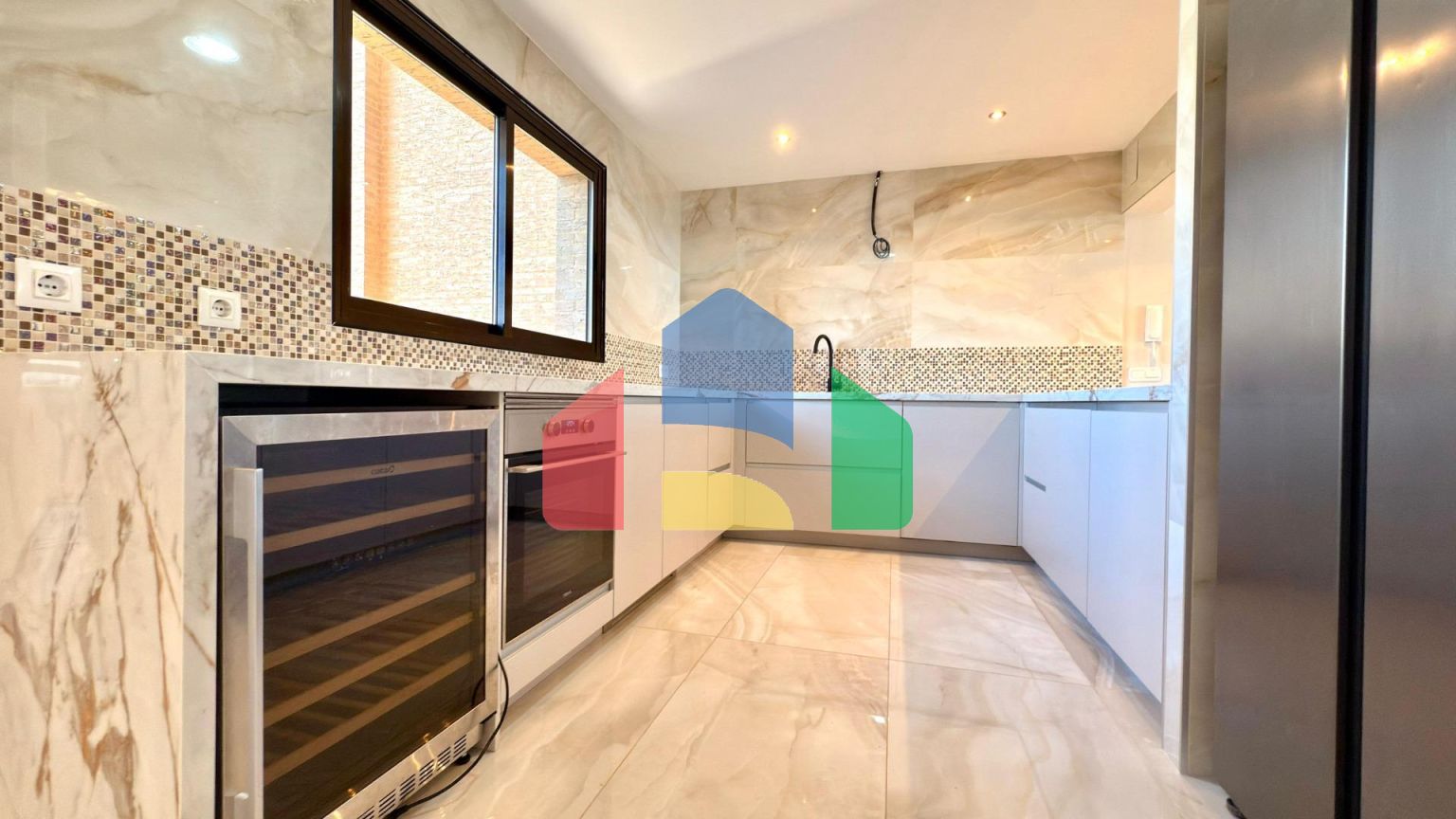 Роскошные апартаменты в знаковом здании Coblanca 40 с видом на море