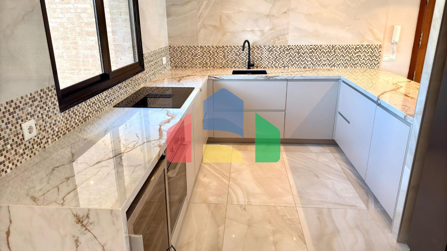 Роскошные апартаменты в знаковом здании Coblanca 40 с видом на море