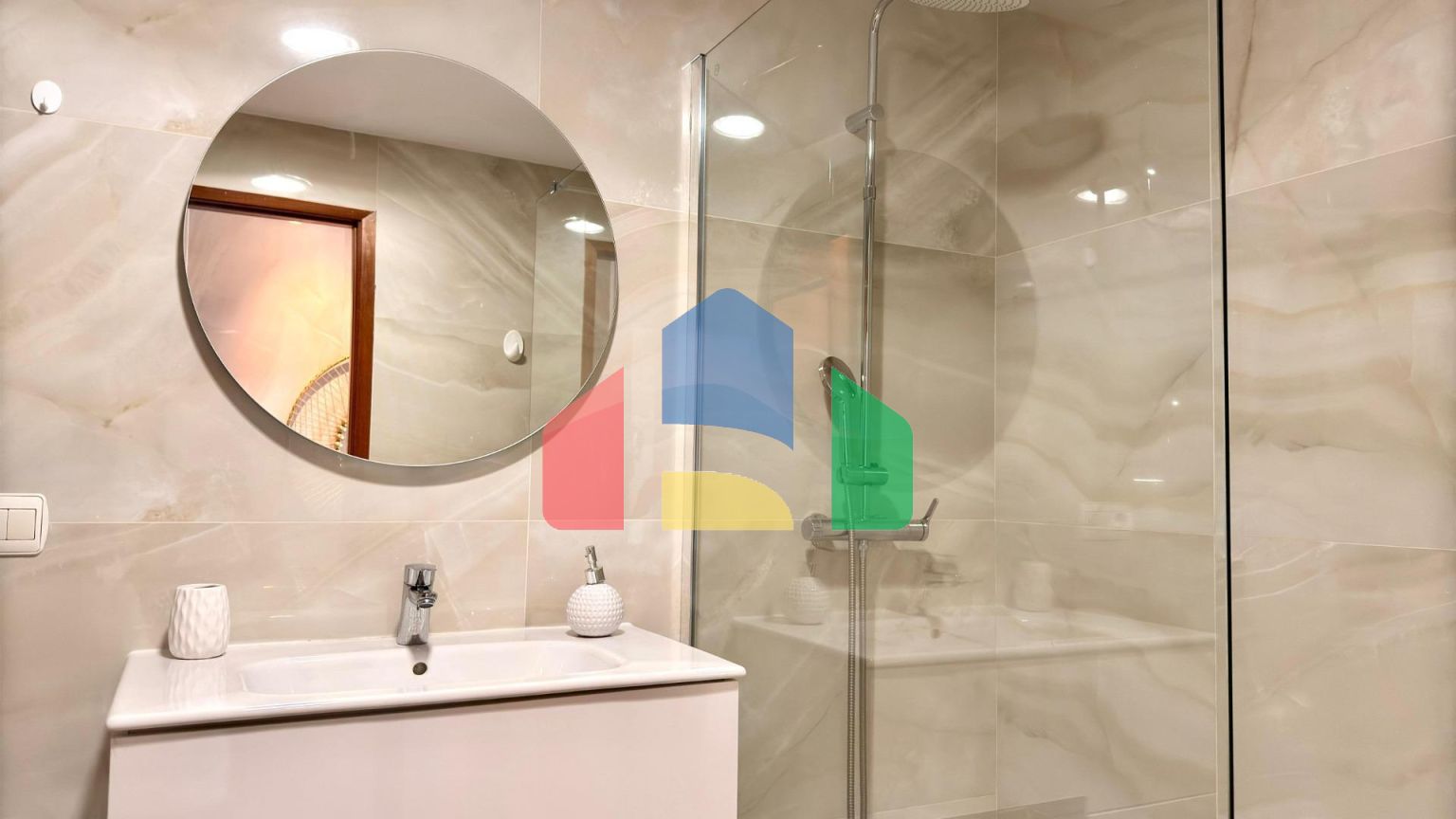 Роскошные апартаменты в знаковом здании Coblanca 40 с видом на море