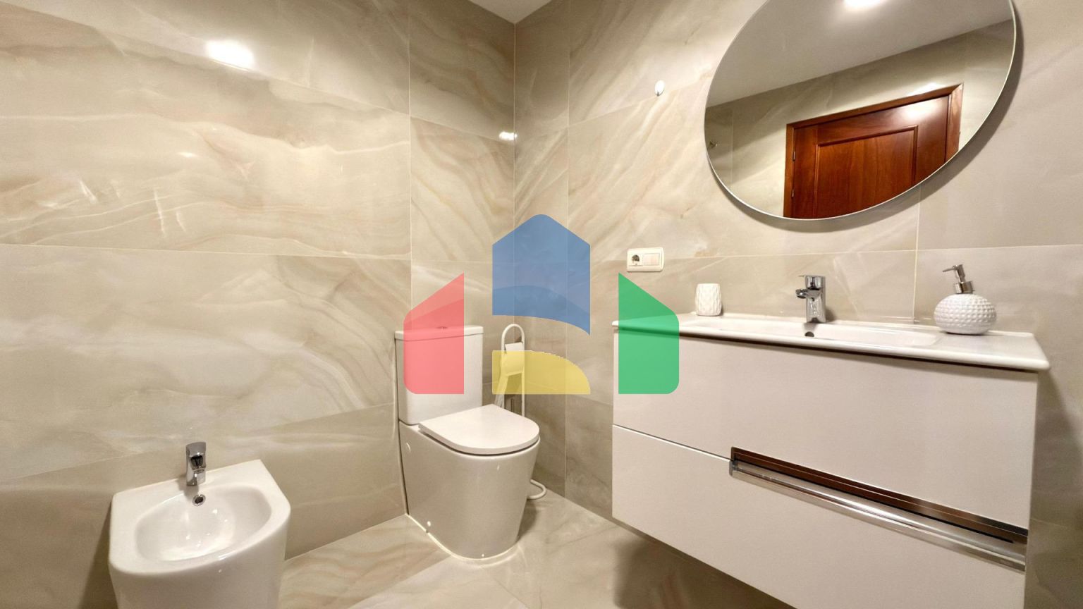 Роскошные апартаменты в знаковом здании Coblanca 40 с видом на море