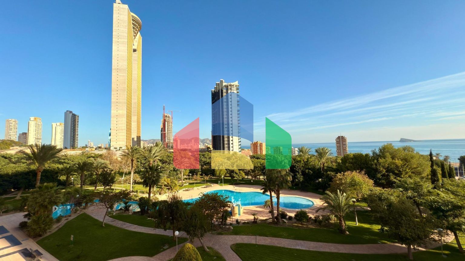 Роскошные апартаменты в знаковом здании Coblanca 40 с видом на море