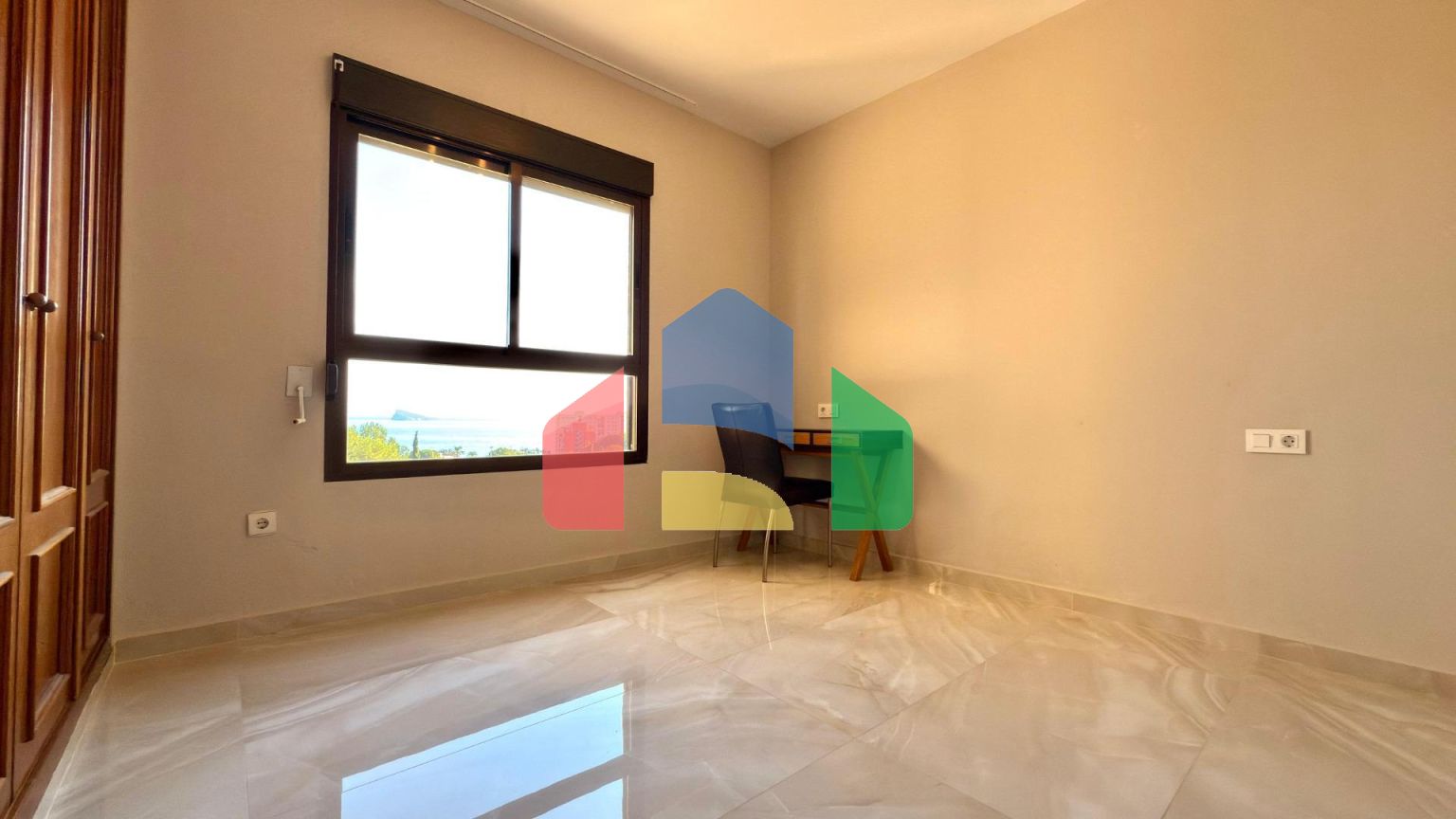 Роскошные апартаменты в знаковом здании Coblanca 40 с видом на море