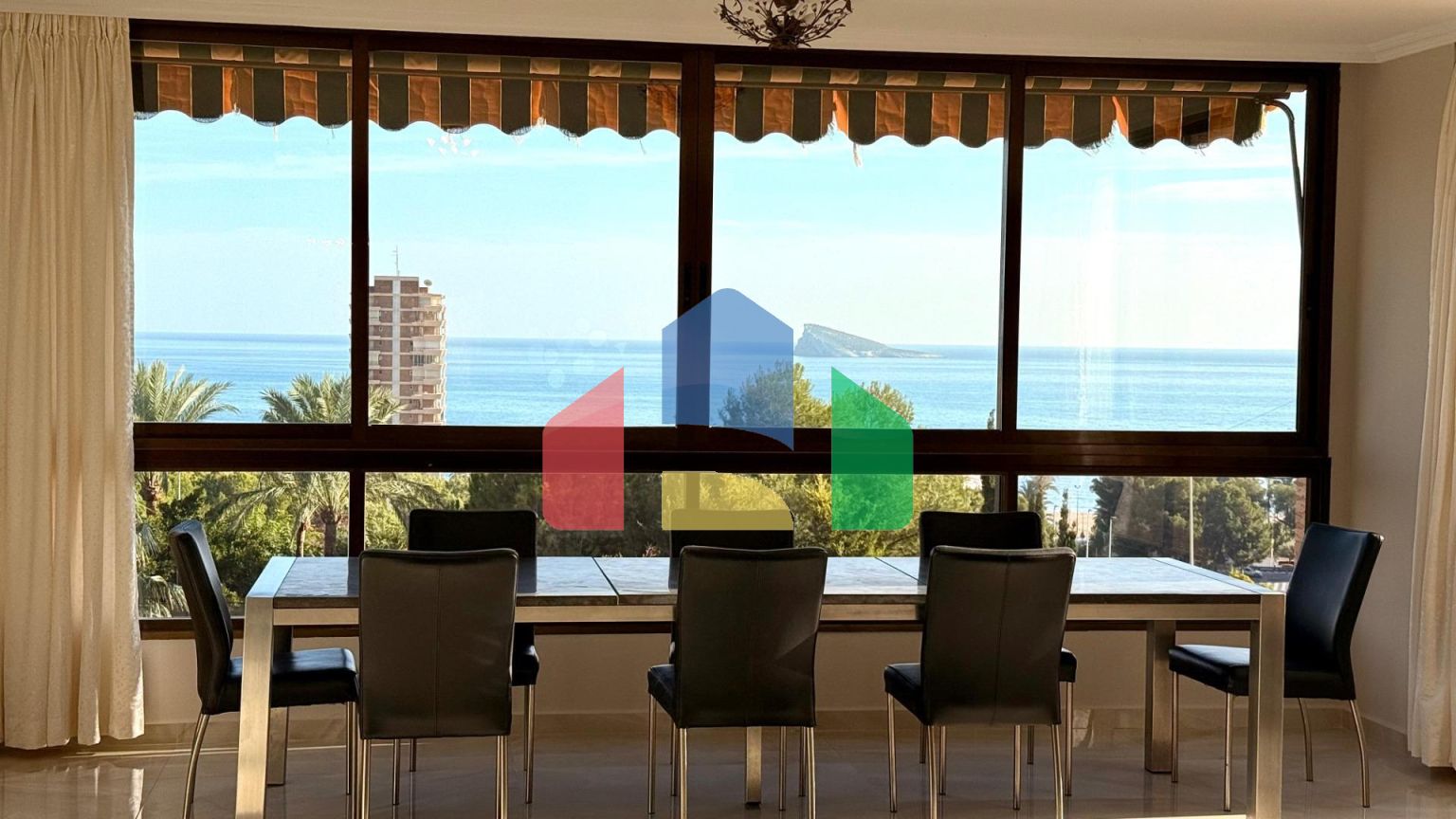 Роскошные апартаменты в знаковом здании Coblanca 40 с видом на море