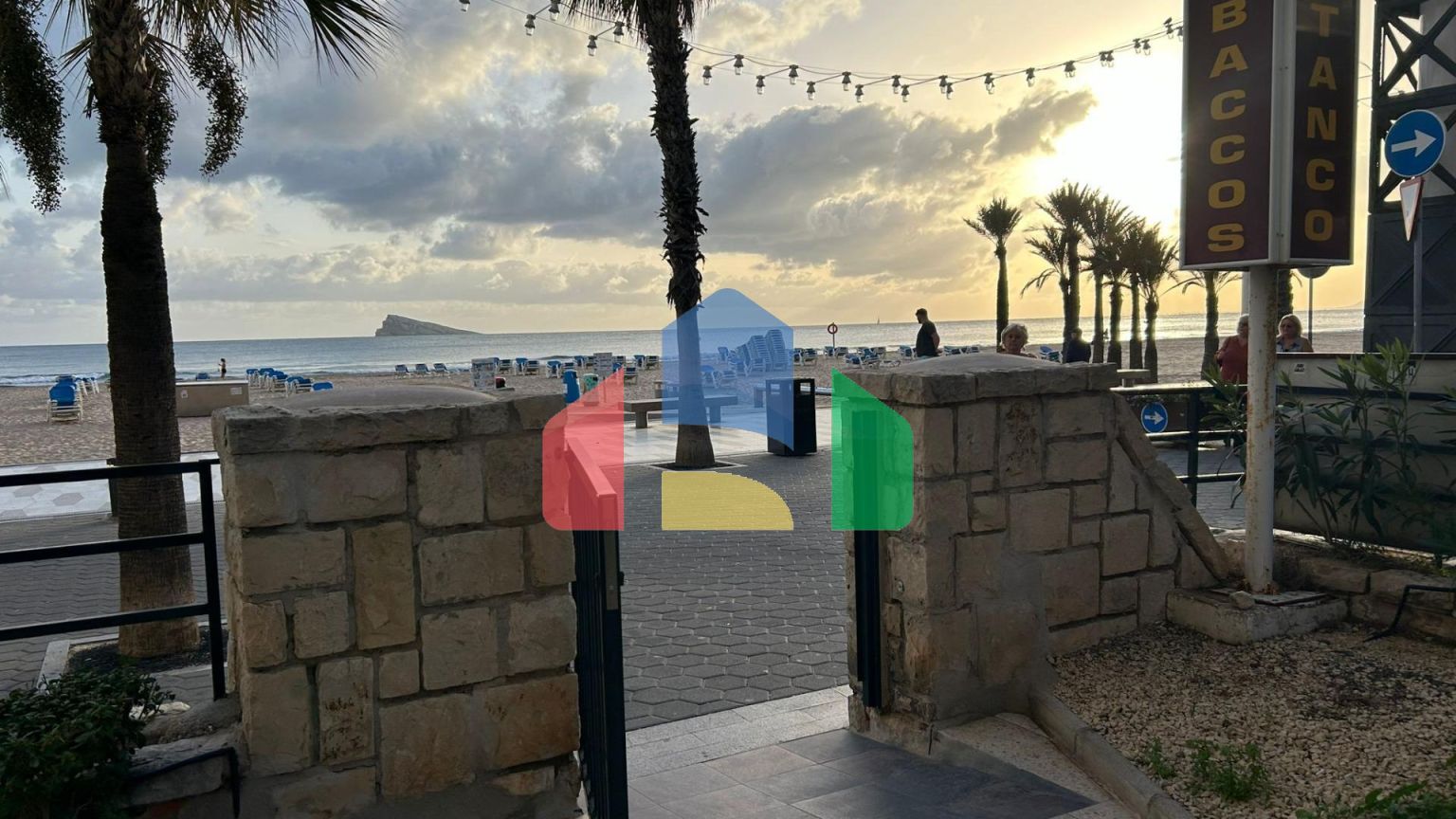 Светлая квартира на первой линии пляжа Леванте в Бенидорме