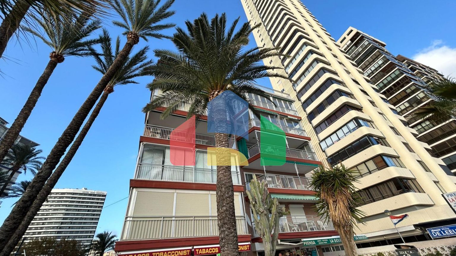 Светлая квартира на первой линии пляжа Леванте в Бенидорме