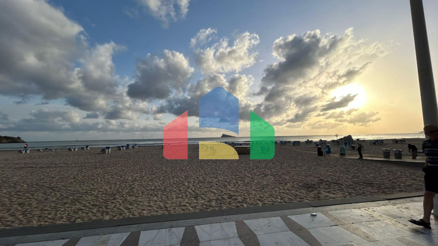 Светлая квартира на первой линии пляжа Леванте в Бенидорме