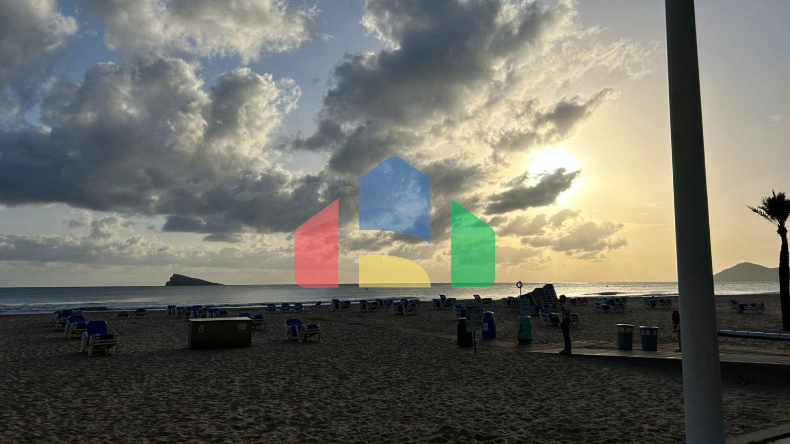 Светлая квартира на первой линии пляжа Леванте в Бенидорме