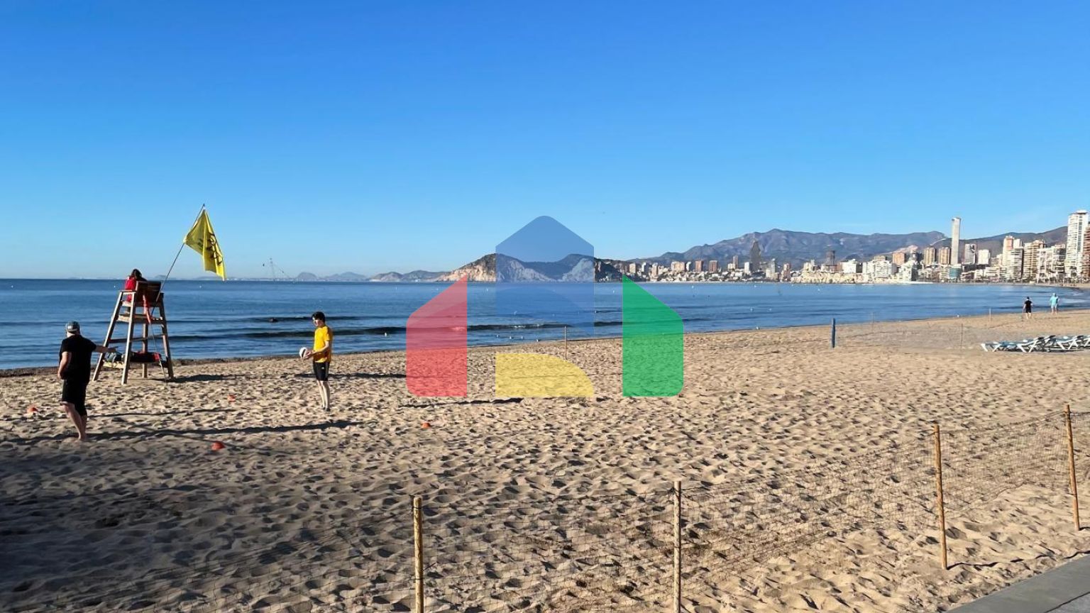 Светлая квартира на первой линии пляжа Леванте в Бенидорме