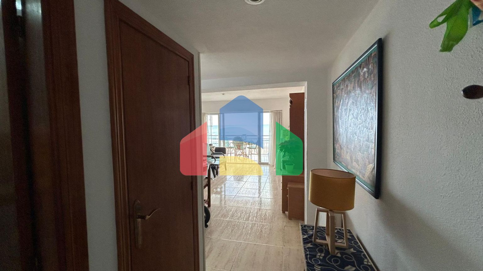 Светлая квартира на первой линии пляжа Леванте в Бенидорме