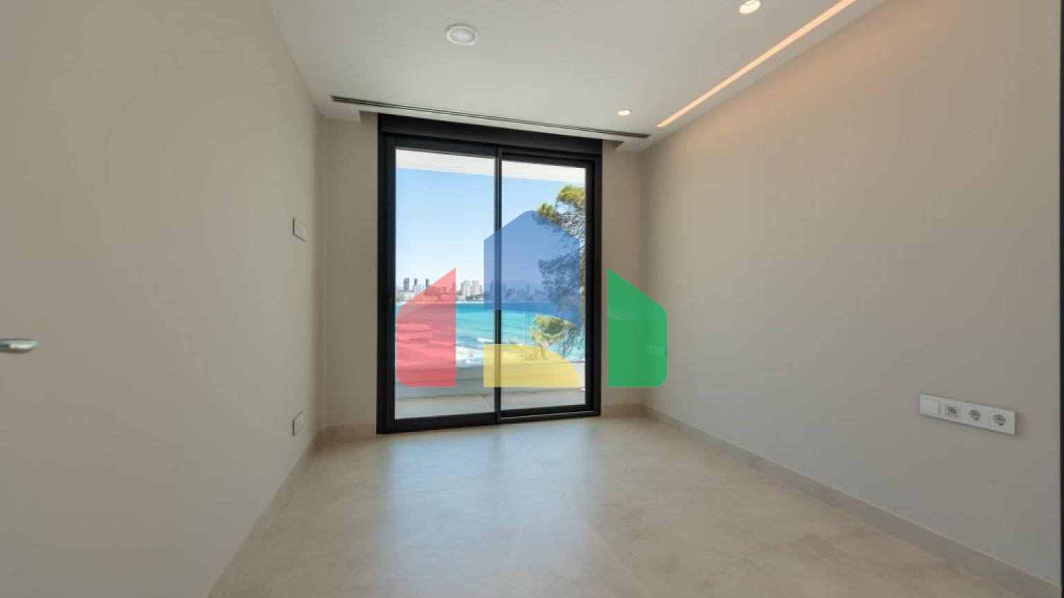 Двухуровневая квартира на первой линии пляжа Пониенте