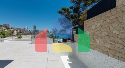 Двухуровневая квартира на первой линии пляжа Пониенте