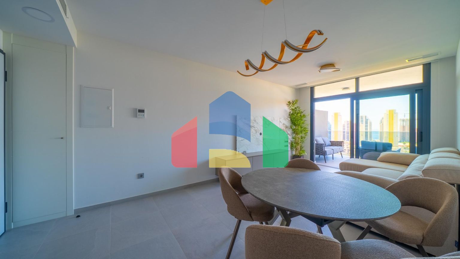 Широкая квартира с 2 спальнями в комплексе Eagle Tower