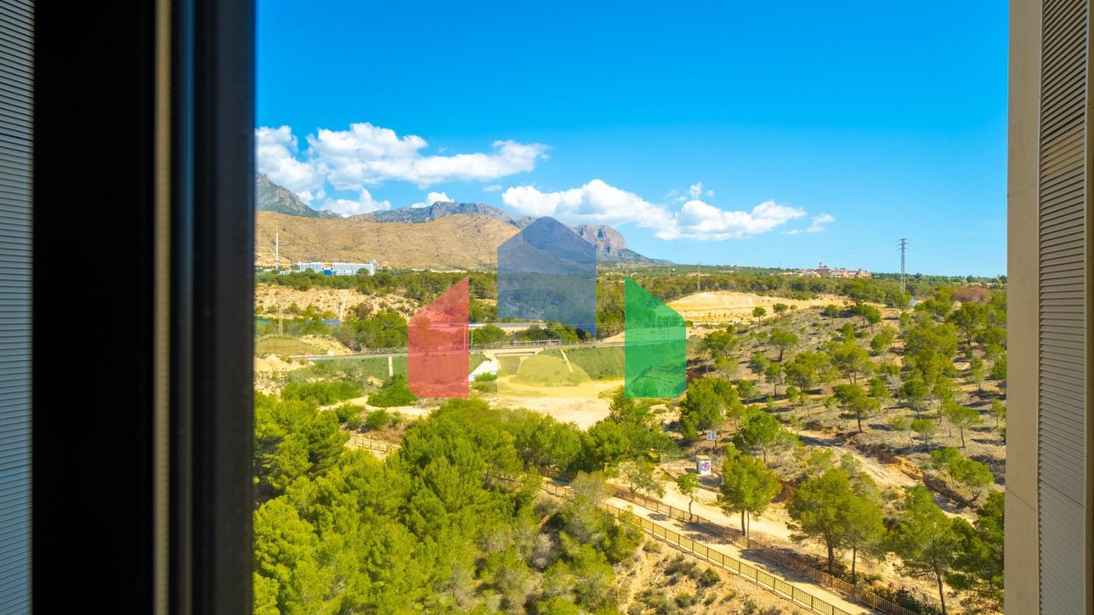 Широкая квартира с 2 спальнями в комплексе Eagle Tower