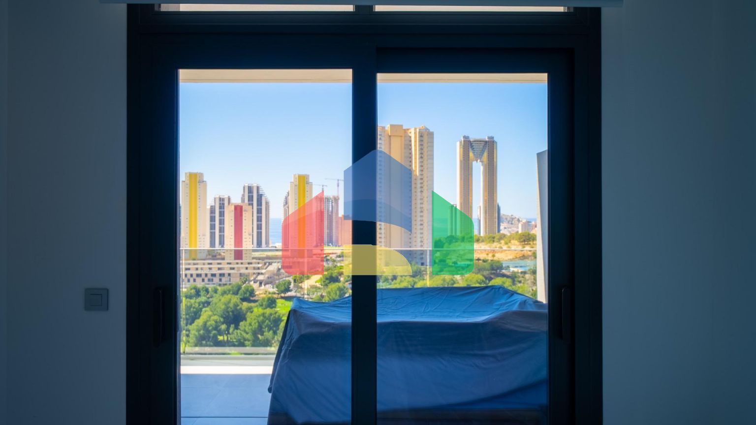 Широкая квартира с 2 спальнями в комплексе Eagle Tower