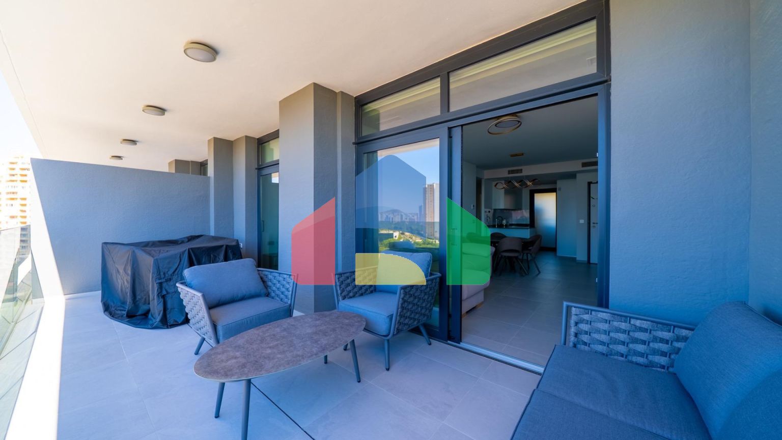 Широкая квартира с 2 спальнями в комплексе Eagle Tower