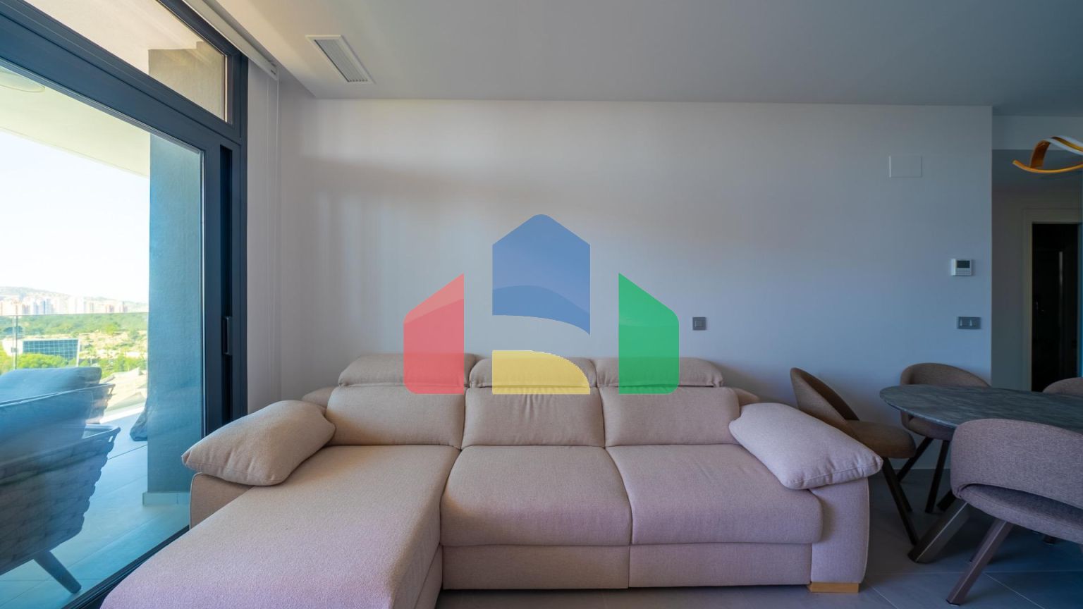 Широкая квартира с 2 спальнями в комплексе Eagle Tower