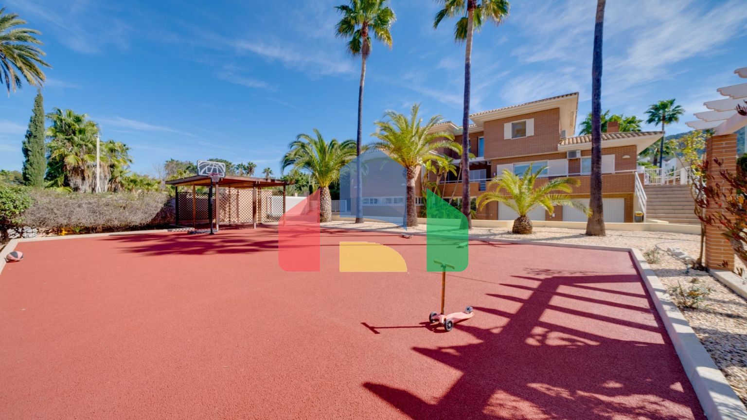 Эксклюзивная вилла в Бенидорме: Уникальное Пространство в Привилегированном Жилом Районе.