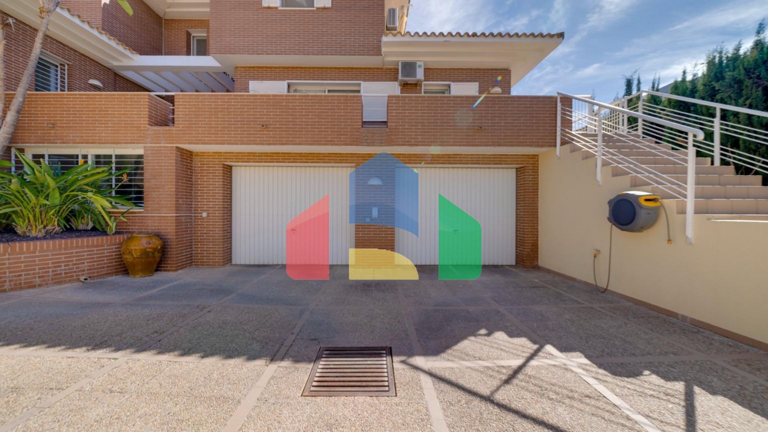 Эксклюзивная вилла в Бенидорме: Уникальное Пространство в Привилегированном Жилом Районе.