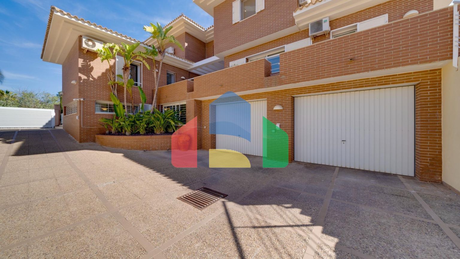 Эксклюзивная вилла в Бенидорме: Уникальное Пространство в Привилегированном Жилом Районе.